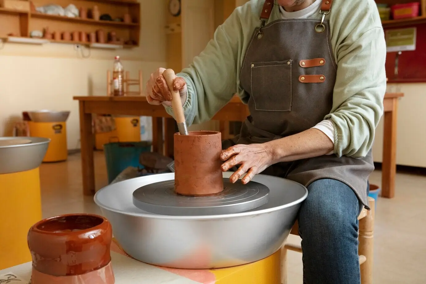 Töpfer im Studio bei der Herstellung von Keramik