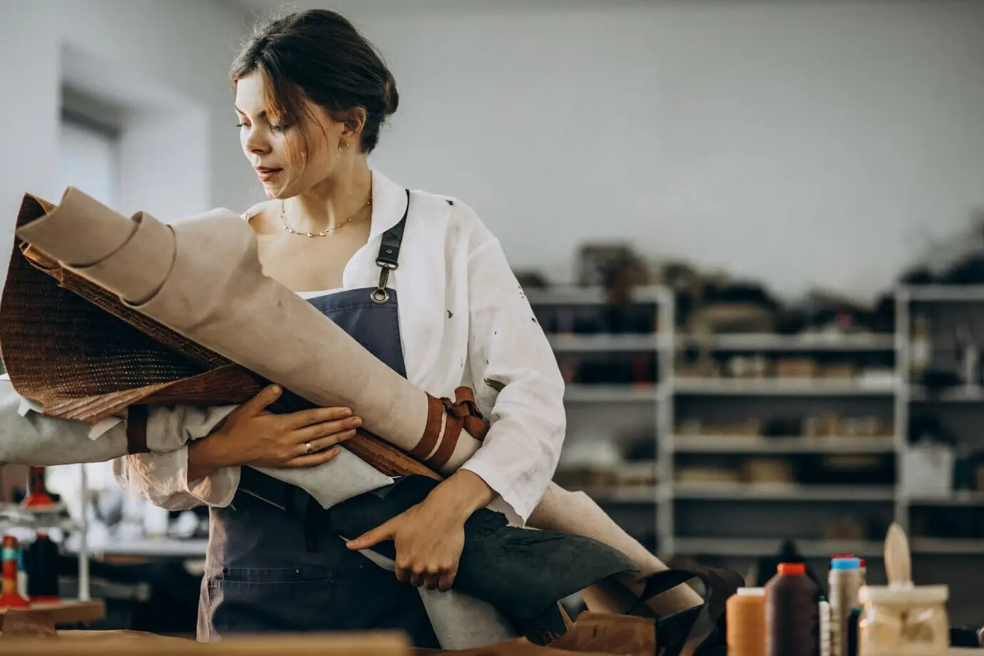 Eine Schneiderin bearbeitet Leder.